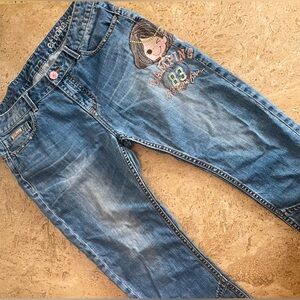 ET BOITE Cropped Jeans w/ Graphic Embroidery